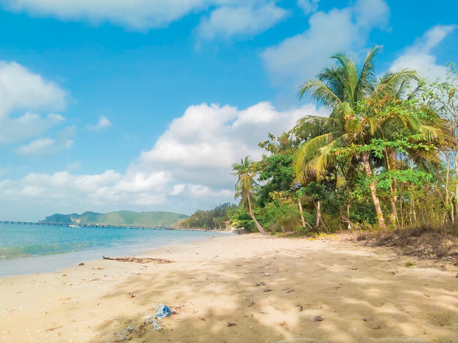 Foto von Thung Makham Noi Beach von Klippen umgeben