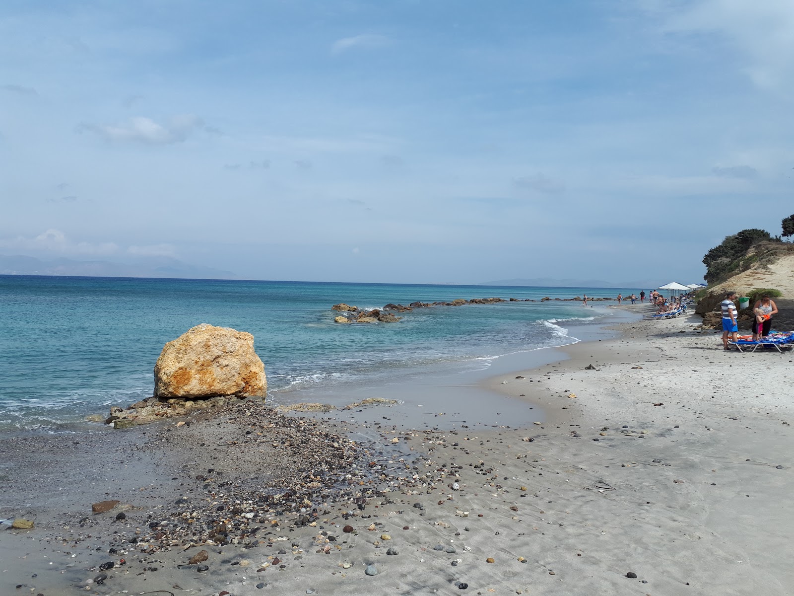 Foto de Kouros Palace beach con agua cristalina superficie