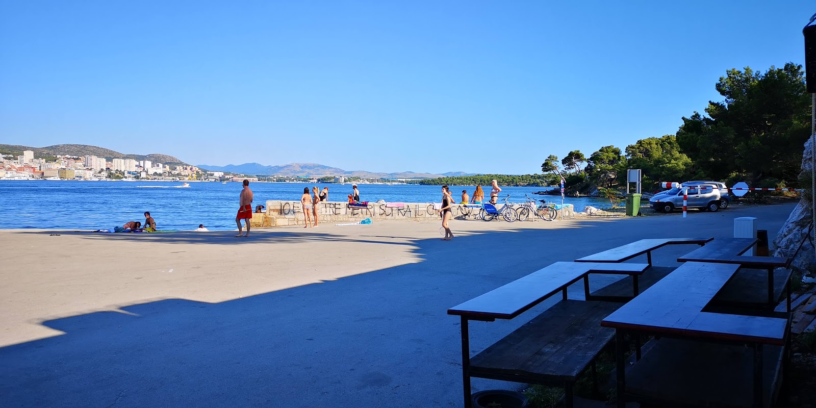 Foto de Martinska beach y el asentamiento