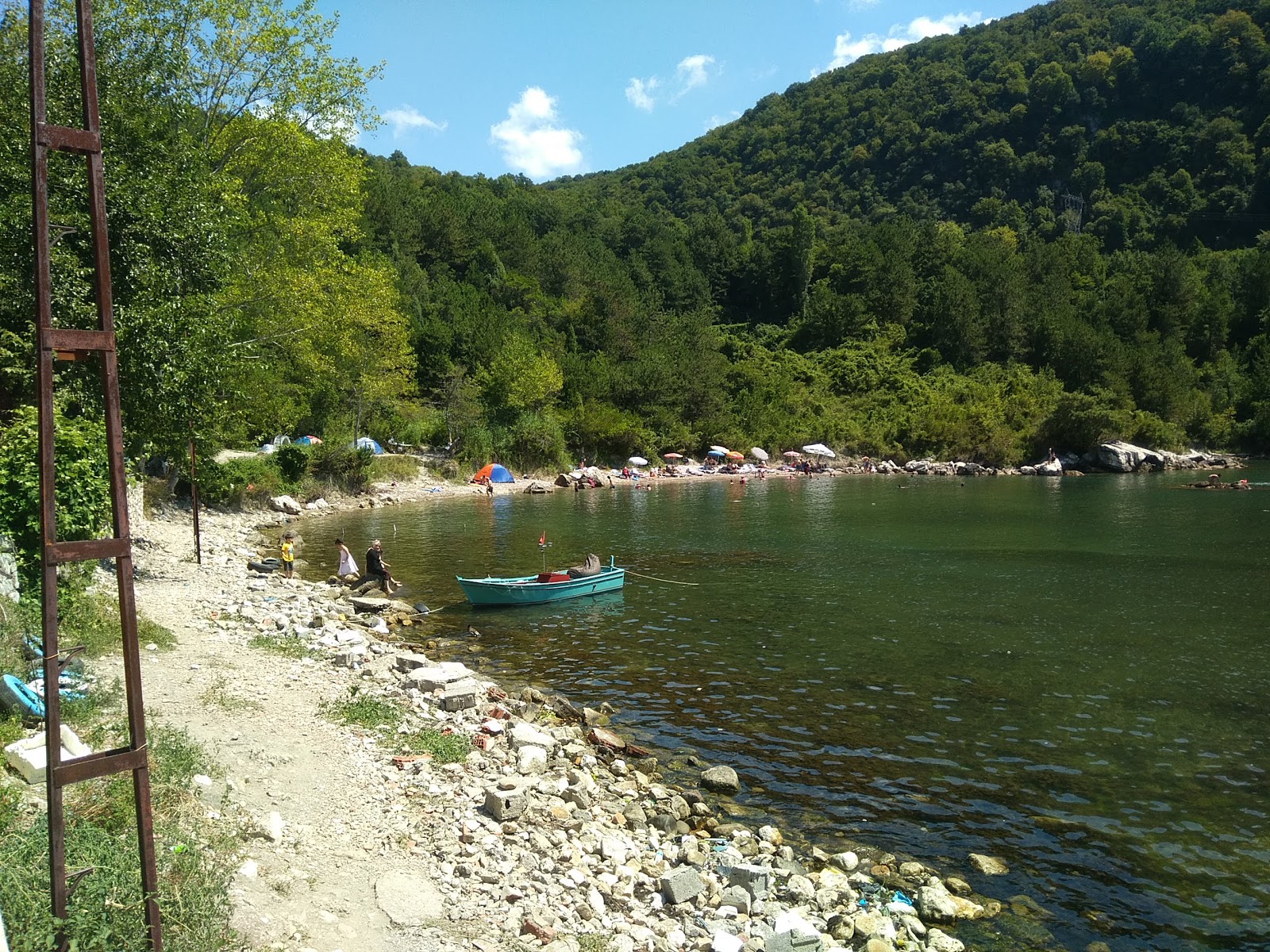 Fotografija Gideros Gundogdu Koyu z kamni površino