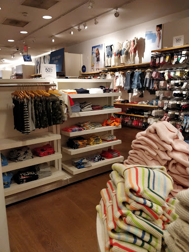 Clothing Store «Gap», reviews and photos, 200 State St, Boston, MA 02109, USA