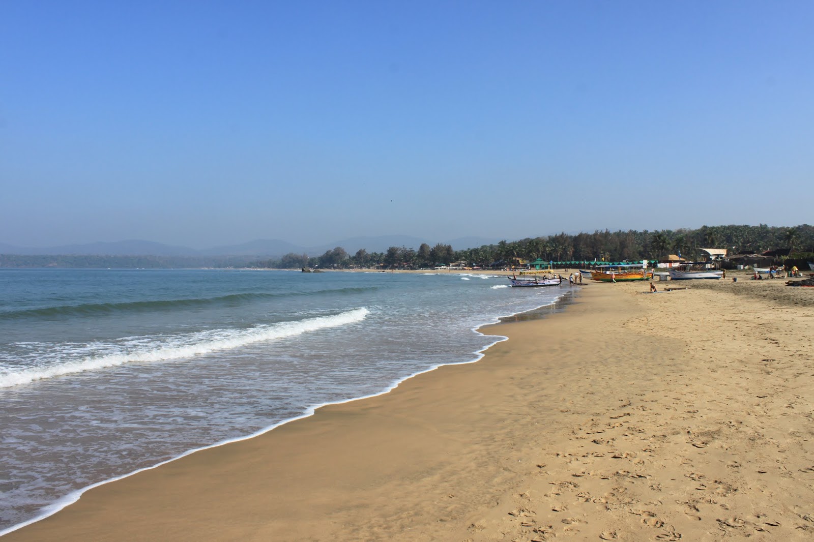 Foto von Agonda Beach von Klippen umgeben