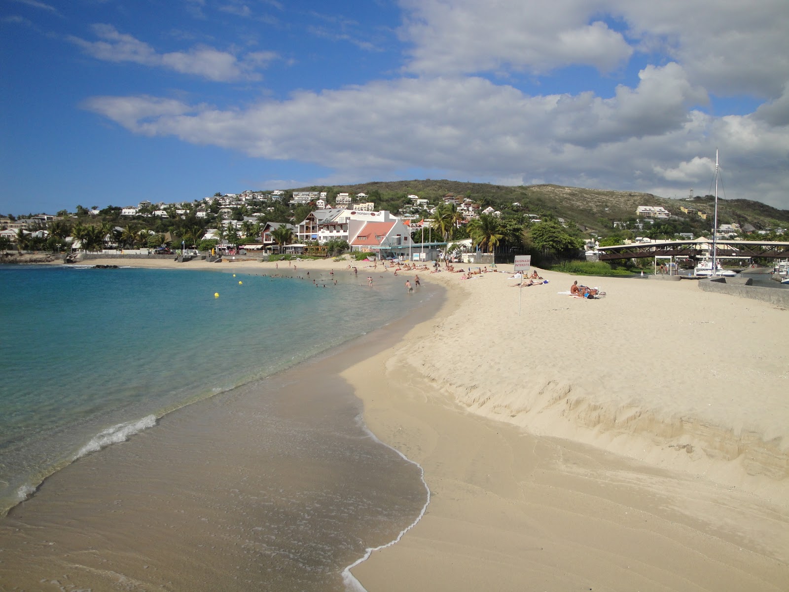 Foto av Black Rocks Beach med ljus sand yta