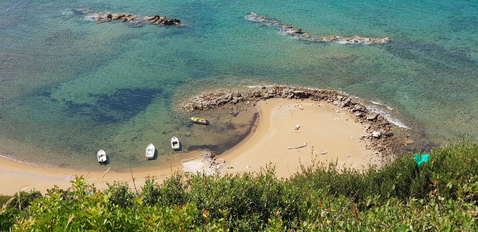 Small beach Kritika的照片 带有碧绿色纯水表面