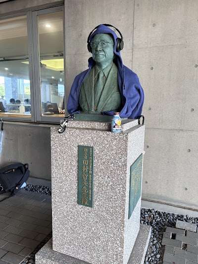 田村哲夫銅像(幕張校)