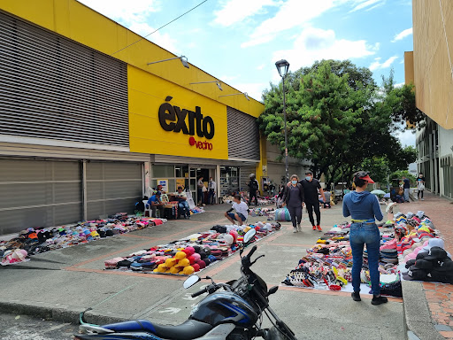 Stores to buy women's black boots Bucaramanga