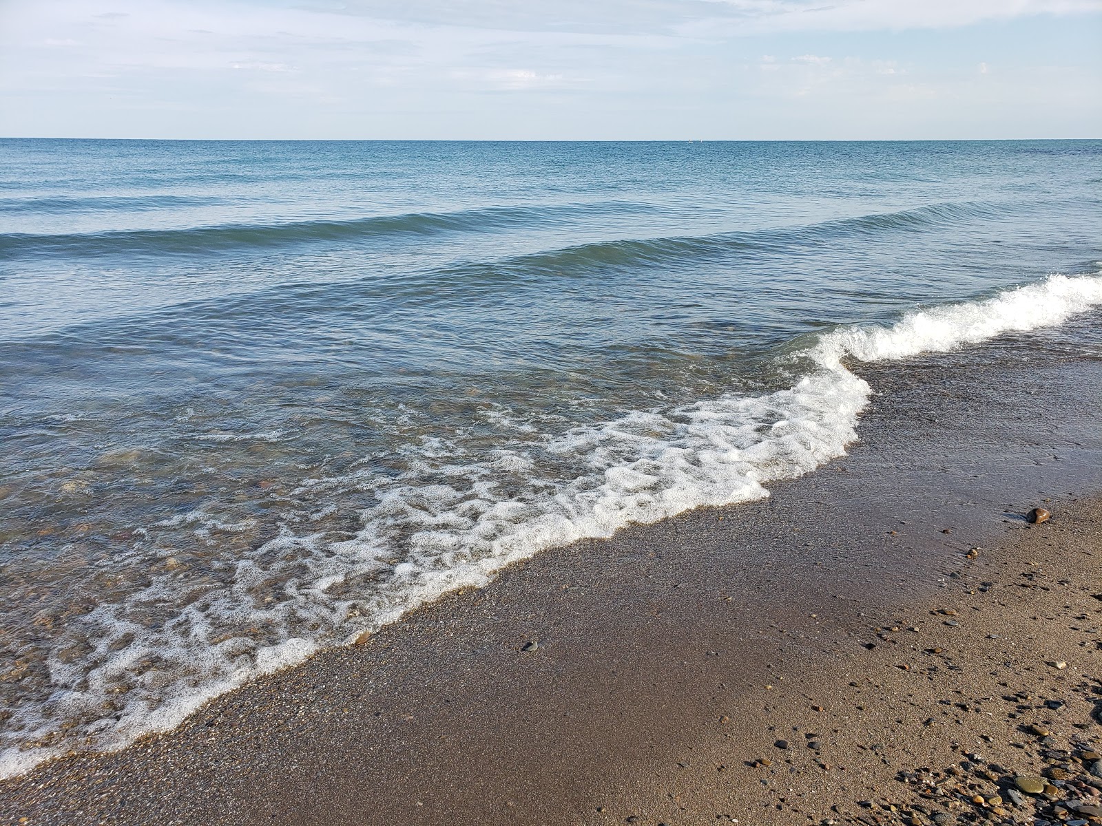 Valokuva Lake Erie Beachista. pinnalla turkoosi puhdas vesi:n kanssa
