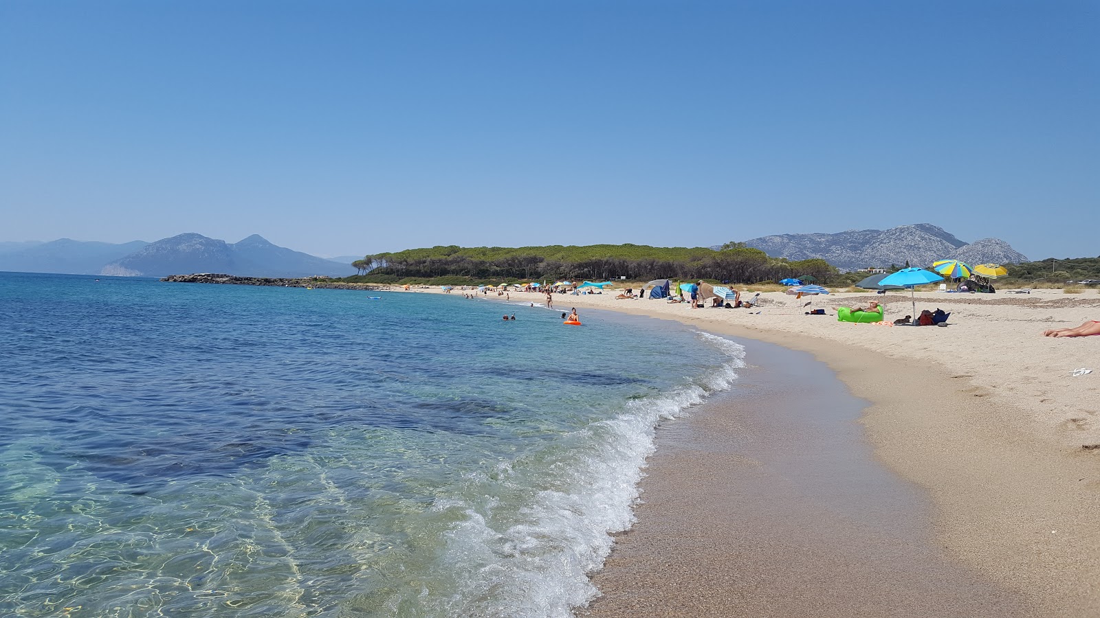 Foto von Spiaggia di Foghe Pizzinna mit beiger sand Oberfläche