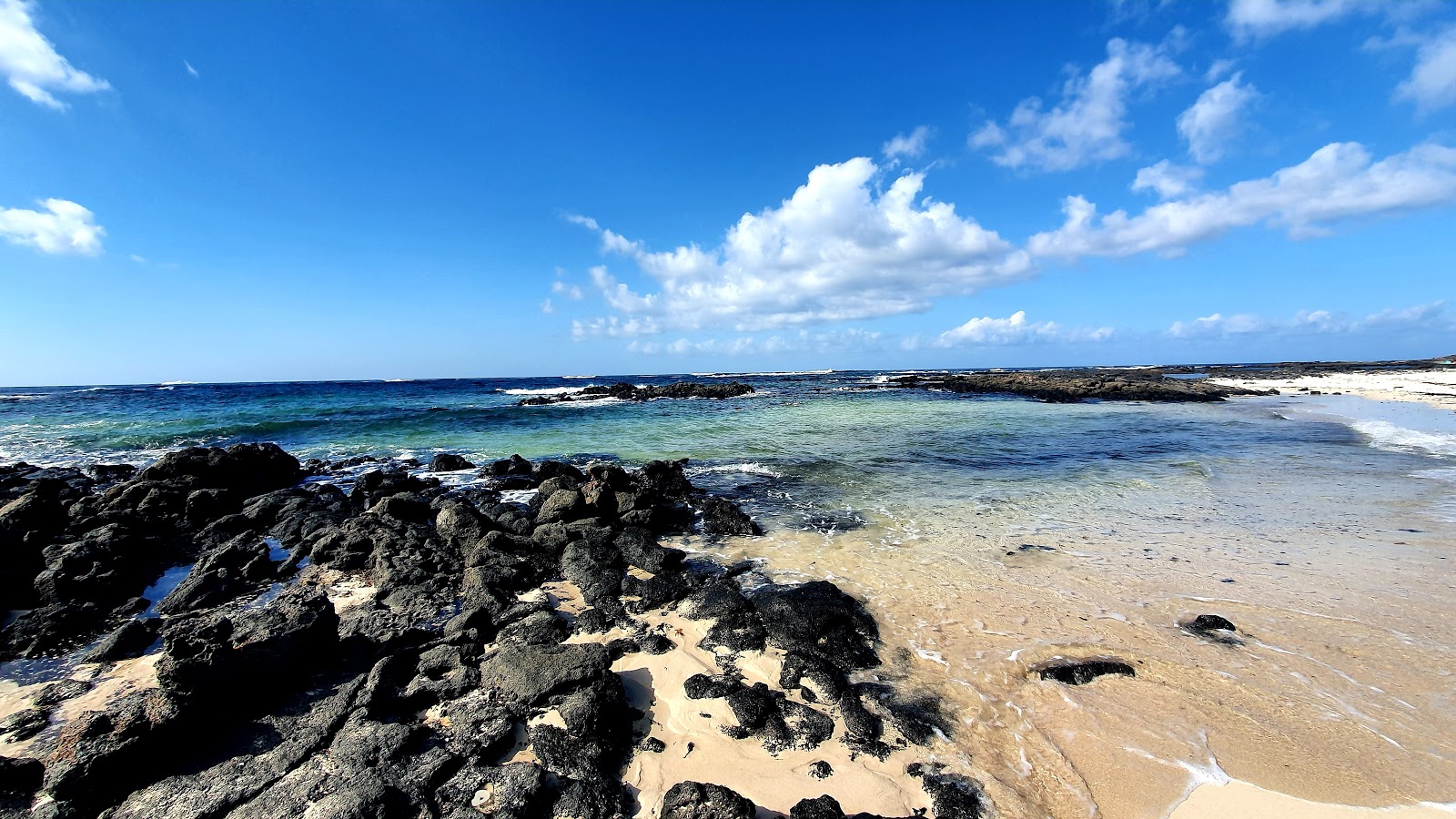 Photo de Playa La Barra avec sable brillant et rochers de surface