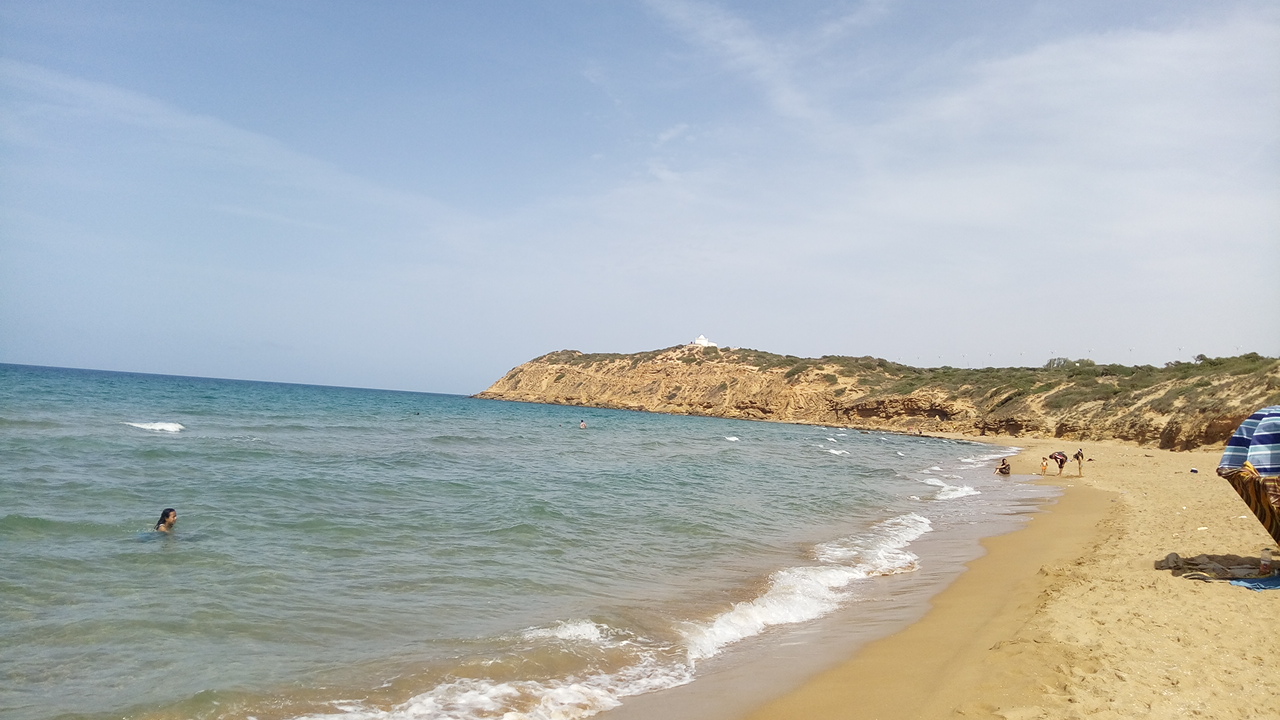 Fotografie cu Sidi Mansour beach cu o suprafață de apă pură albastră