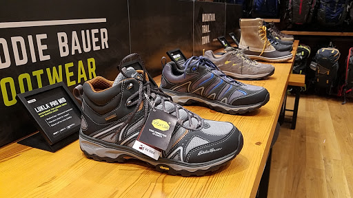 Clothing Store «Eddie Bauer», reviews and photos, 12912 Hill Country Blvd #115, Bee Cave, TX 78738, USA