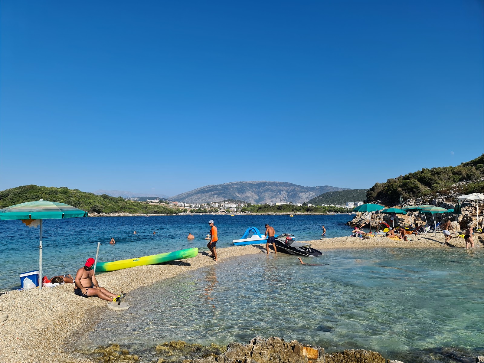 Foto de Playa de Isole Gemelle con agua cristalina superficie