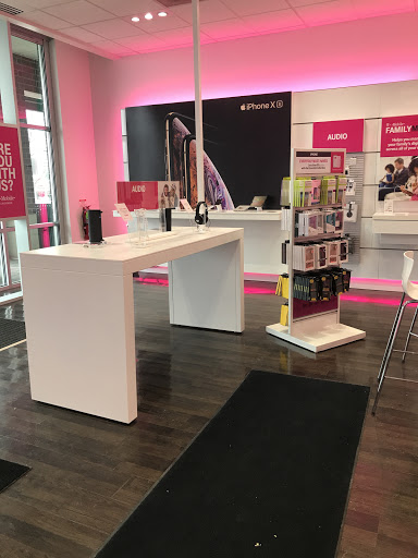Cell Phone Store «T-Mobile», reviews and photos, 663 E Aurora Rd, Macedonia, OH 44056, USA