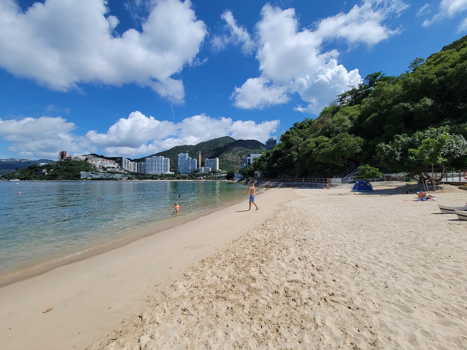 Foto von Middle Bay Beach mit heller sand Oberfläche