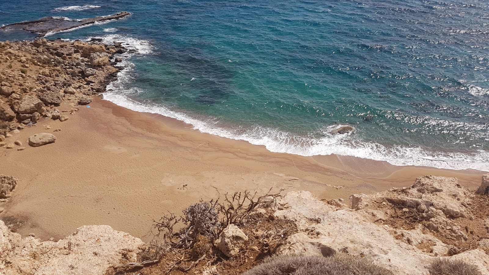 Red Sand Beach的照片 被山脉环绕