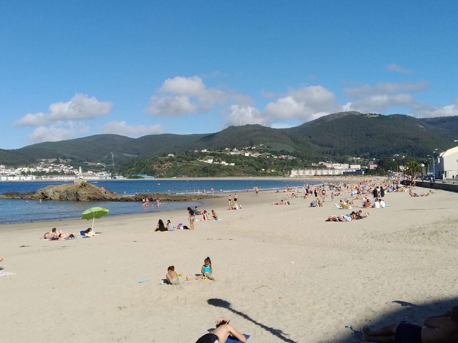 Foto di Playa de Covas con una superficie del sabbia bianca fine