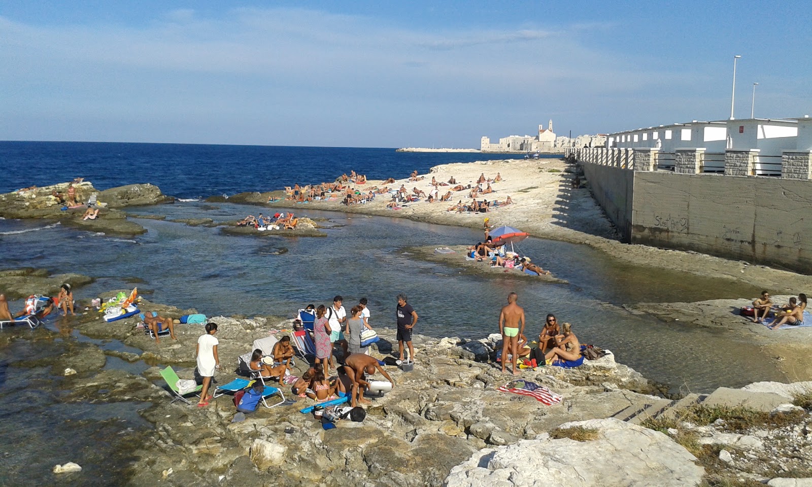 Valokuva Spiaggia Il Crocifissoista. pinnalla kivet:n kanssa