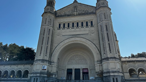 Information - Librairie - Magasin - Amphithéatre de la Basilique de Lisieux à Lisieux