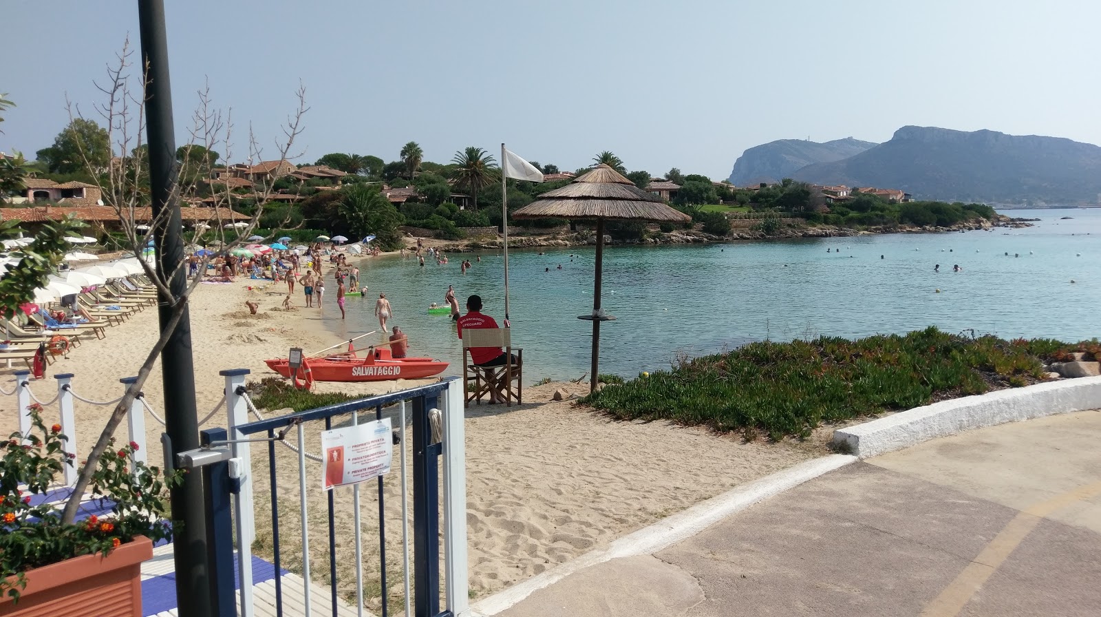 Foto av Spiaggia Baia Caddinas och bosättningen