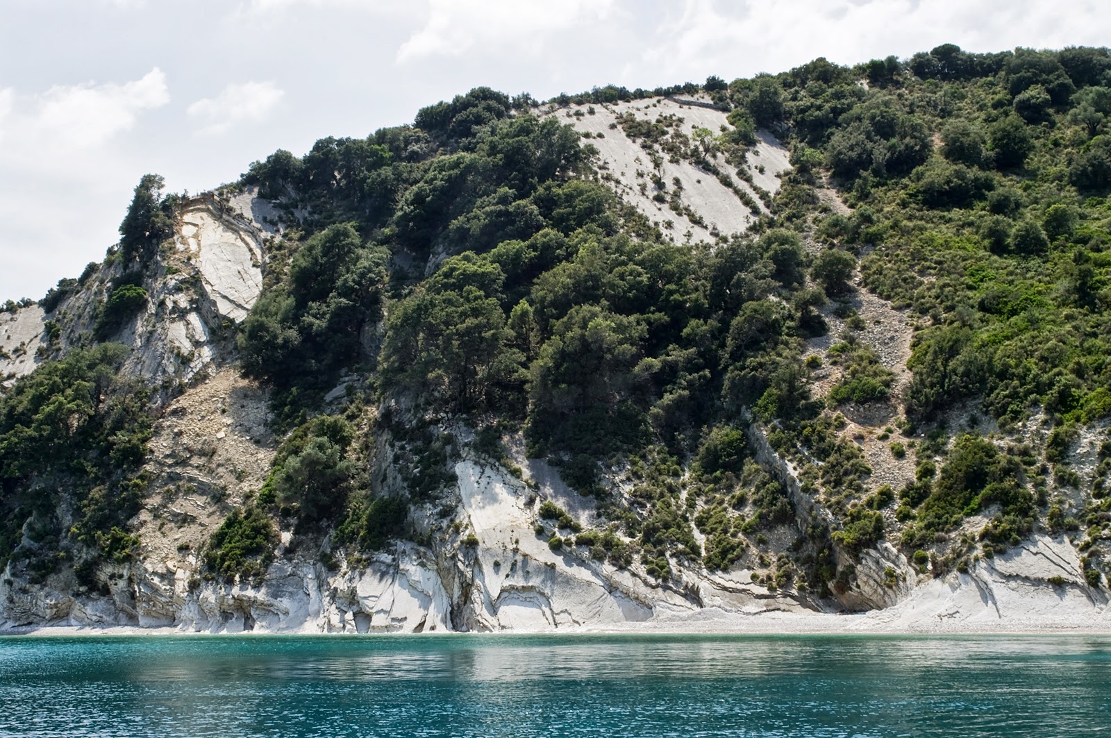 Foto van Ithaca beach met beige kiezelstenen oppervlakte