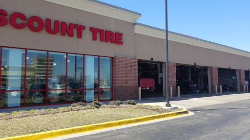 Tire Shop «Discount Tire Store - Schaumburg, IL», reviews and photos, 400 W Higgins Rd, Schaumburg, IL 60195, USA