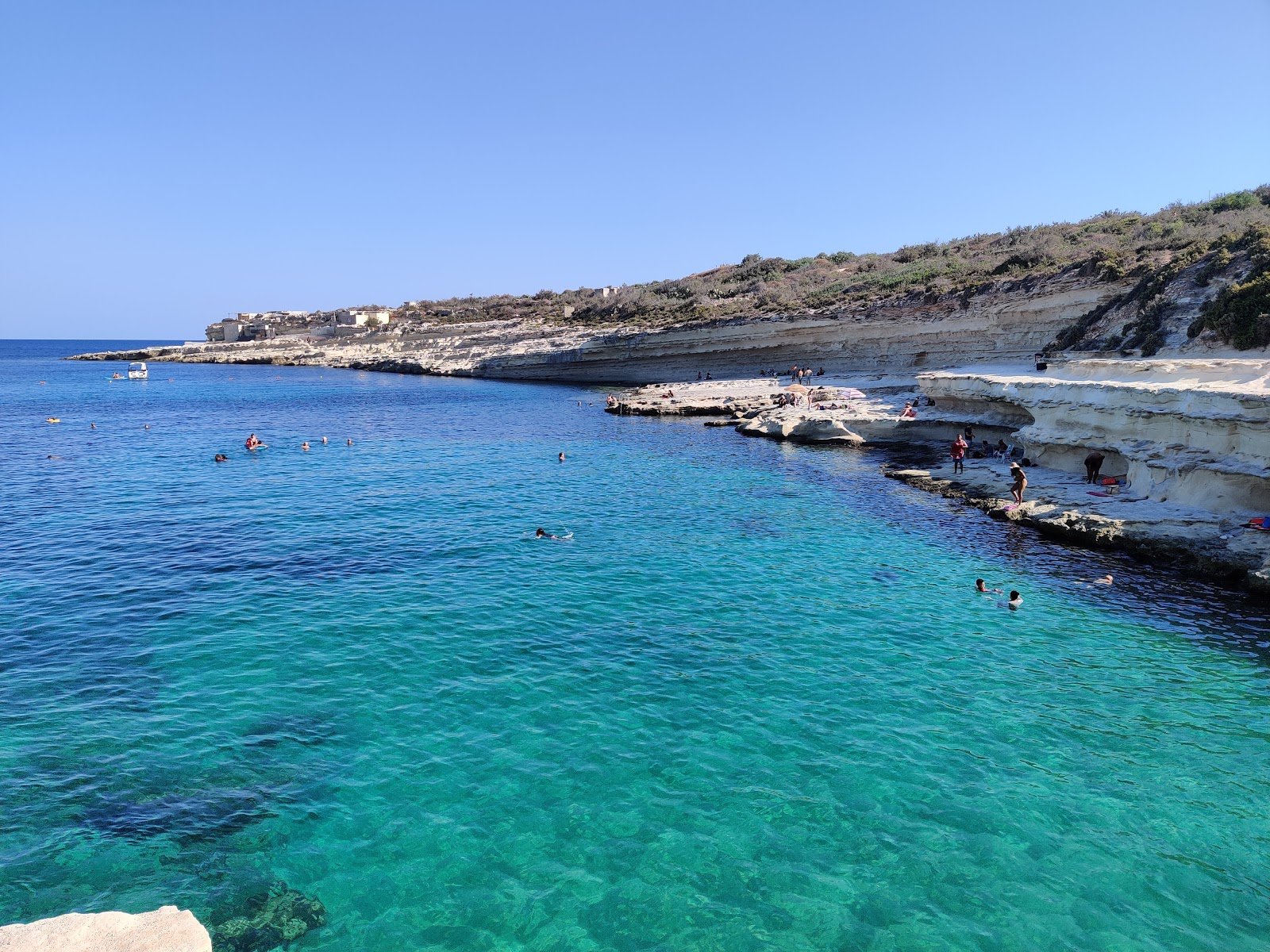 Foto av Il-Kalanka Beach omgiven av berg