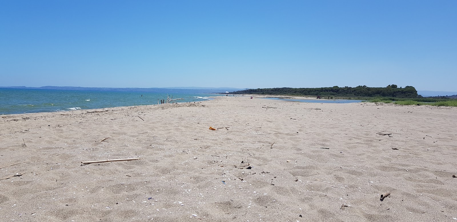 Valokuva Primosole beachista. pinnalla ruskea hiekka:n kanssa