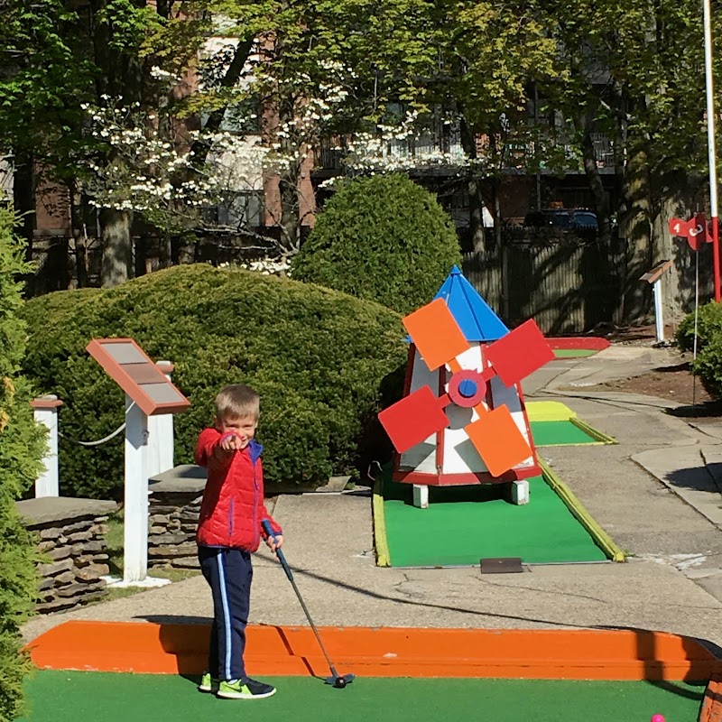 Hago Harrington’s Mini Golf