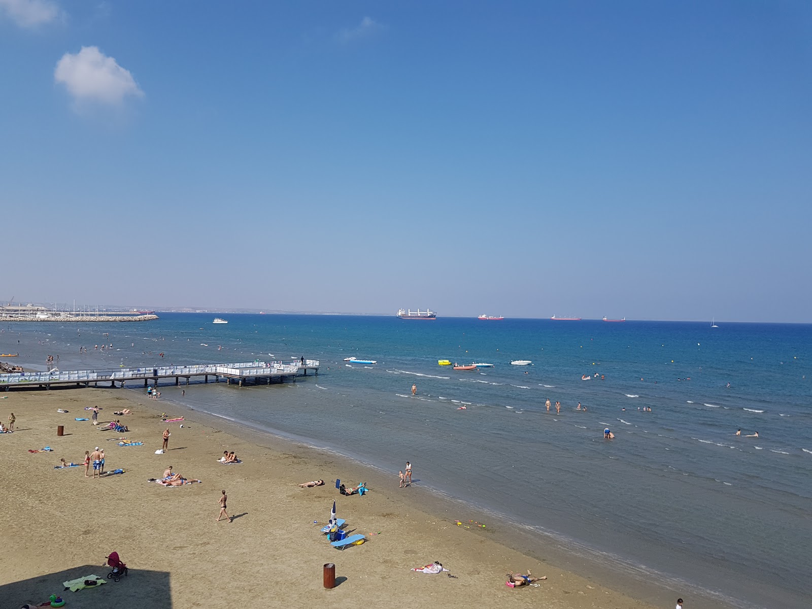 Fotografie cu Finikoudes beach cu o suprafață de apa albastra