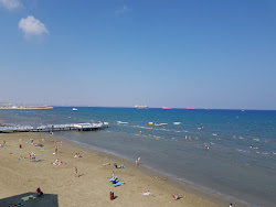 Foto de Finikoudes beach com uma linha costeira espaçosa