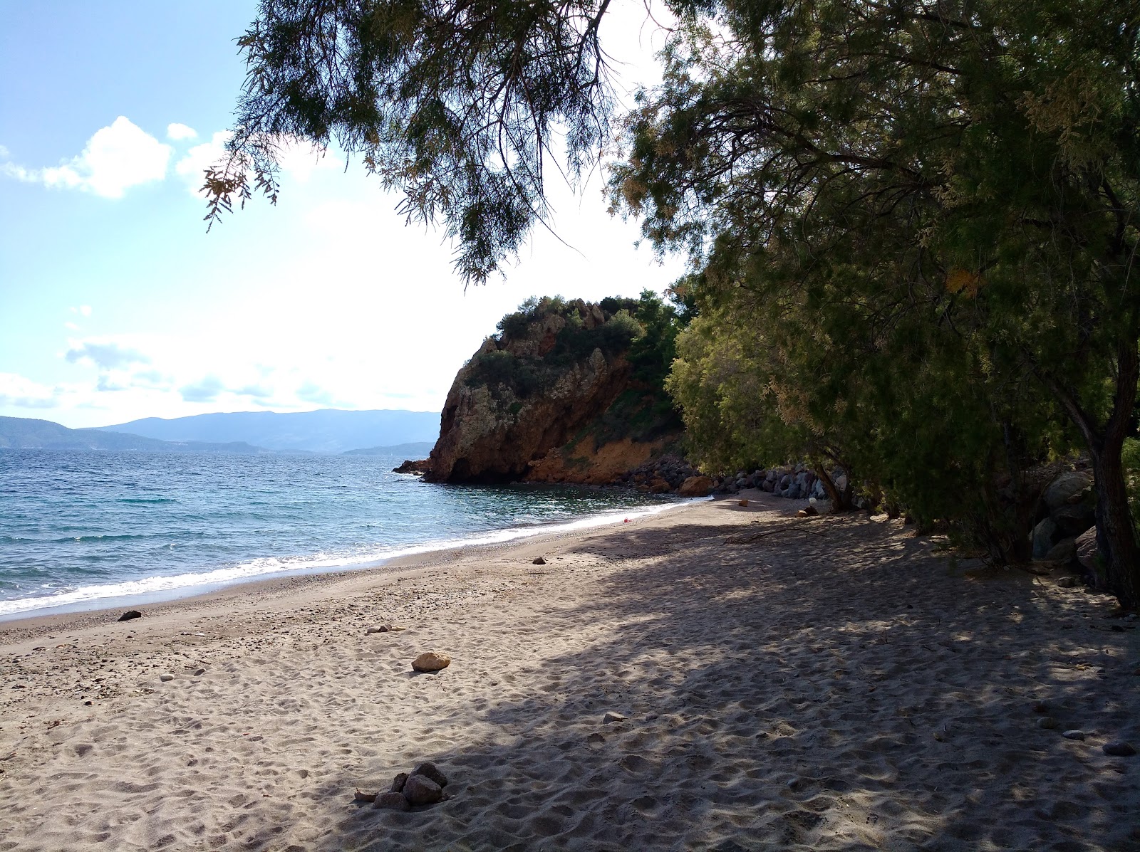 Valokuva Paralia Limnionasista. sisältäen suora ranta
