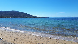 Foto von Maounis beach und seine wunderschöne Landschaft