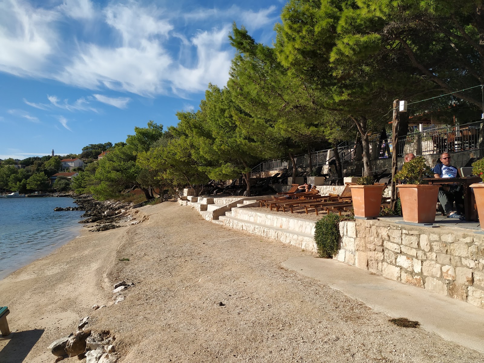 Porto Rosso beach'in fotoğrafı uçurumlarla desteklenmiş