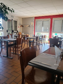 Atmosphère du Restaurant français Le Petit Périchois à La Brosse-Montceaux - n°2