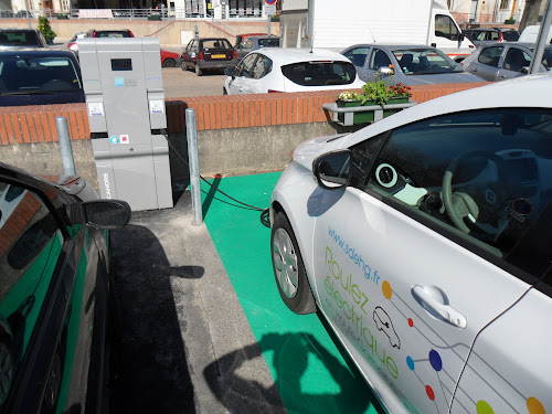 Borne de recharge de véhicules électriques SDEHG Station de recharge Bessières