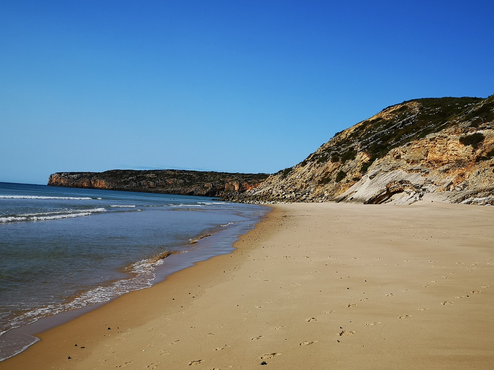 Photo de Praia da Figueira avec l'eau cristalline de surface