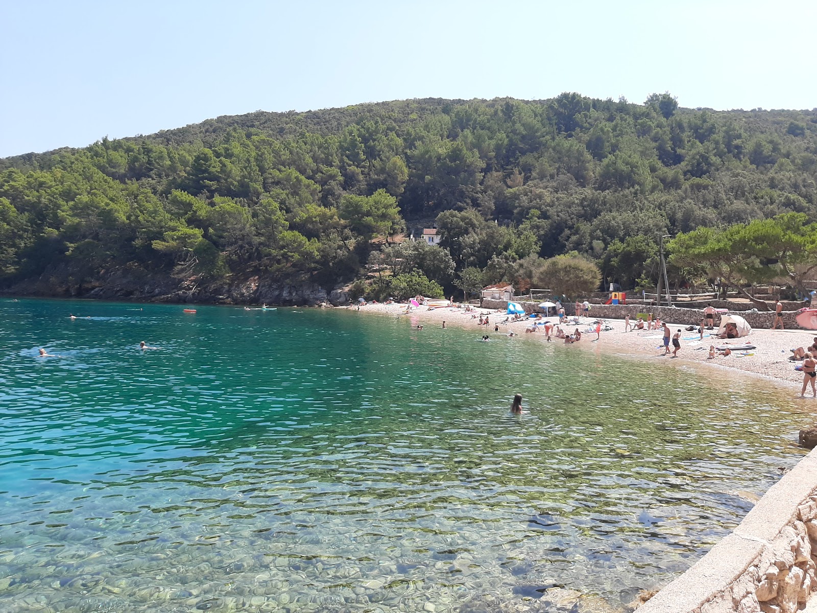 Zdovica beach'in fotoğrafı uçurumlarla desteklenmiş