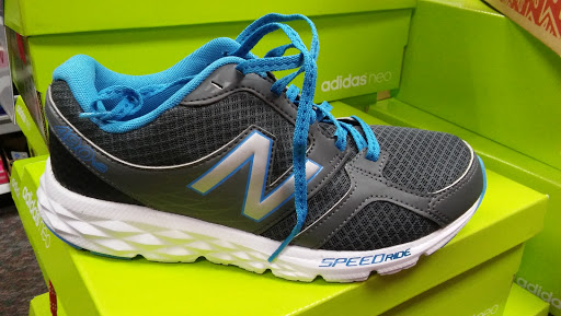 Shoe Store «Shoe Carnival», reviews and photos, 4835 W 77th St, Burbank, IL 60459, USA