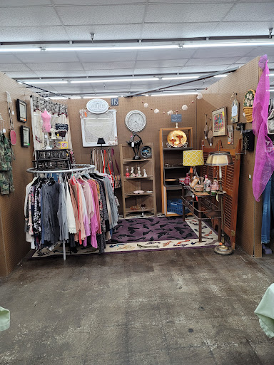 Outlet Mall «Finders Keepers Traders Outlet Mall», reviews and photos, 740-784 Chelsa Dr, Madisonville, KY 42431, USA