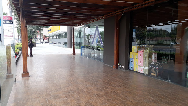 Centro Comercial Avalon Plaza, local 5 (cerca del Mall "El Dorado Vía, Samborondón, Ecuador