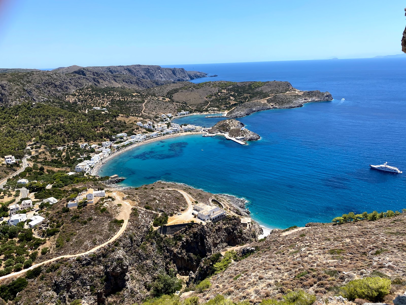 Photo de Paralia Kapsali avec sable gris avec caillou de surface