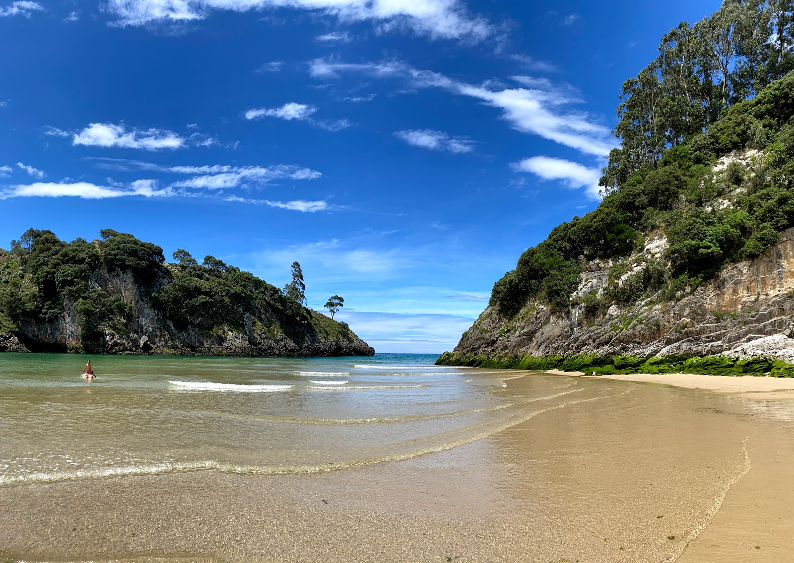 Foto de Praia de Pechon com areia clara e seixos superfície