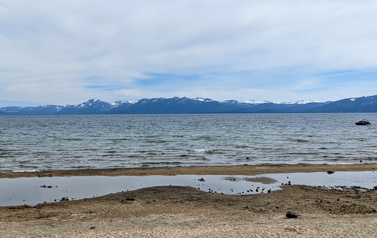 Foto av North Tahoe Beach med rymlig strand