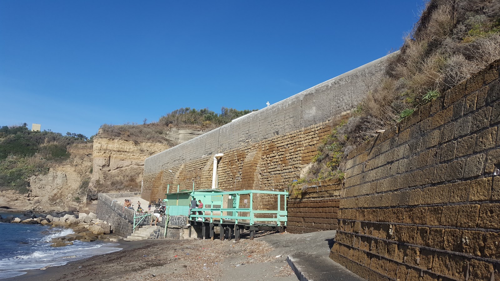 Foto di Spiaggia Pozzovecchio circondato da montagne