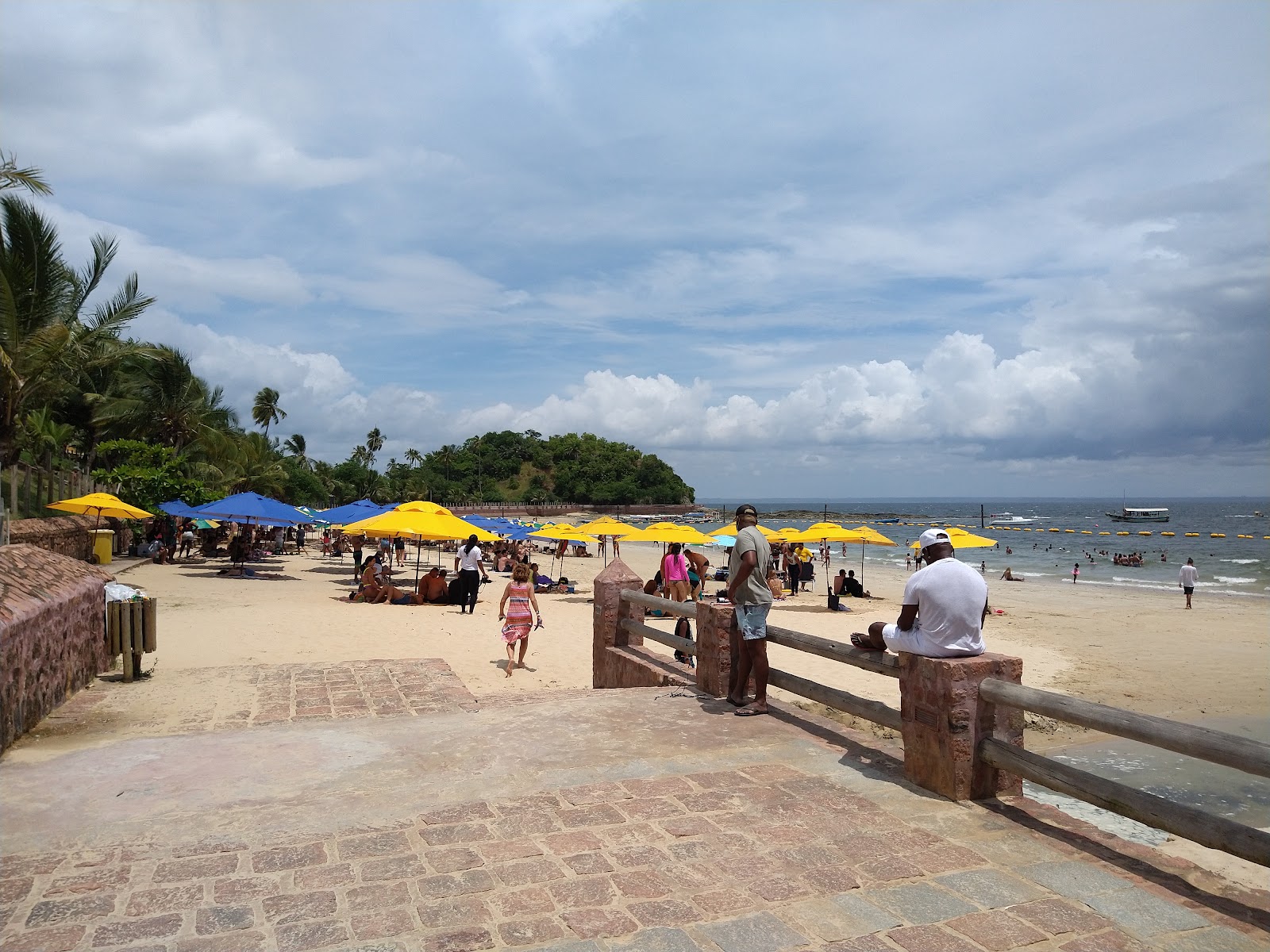 Foto von Praia de Nossa von Klippen umgeben