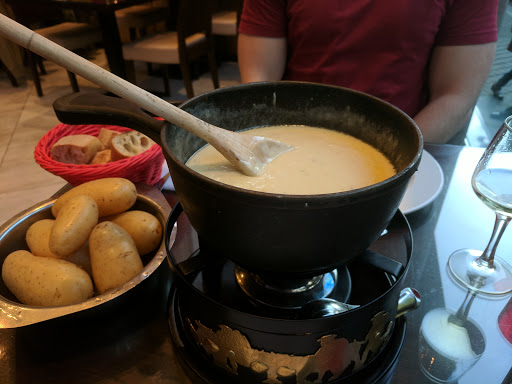 Restaurants eat fondue Paris