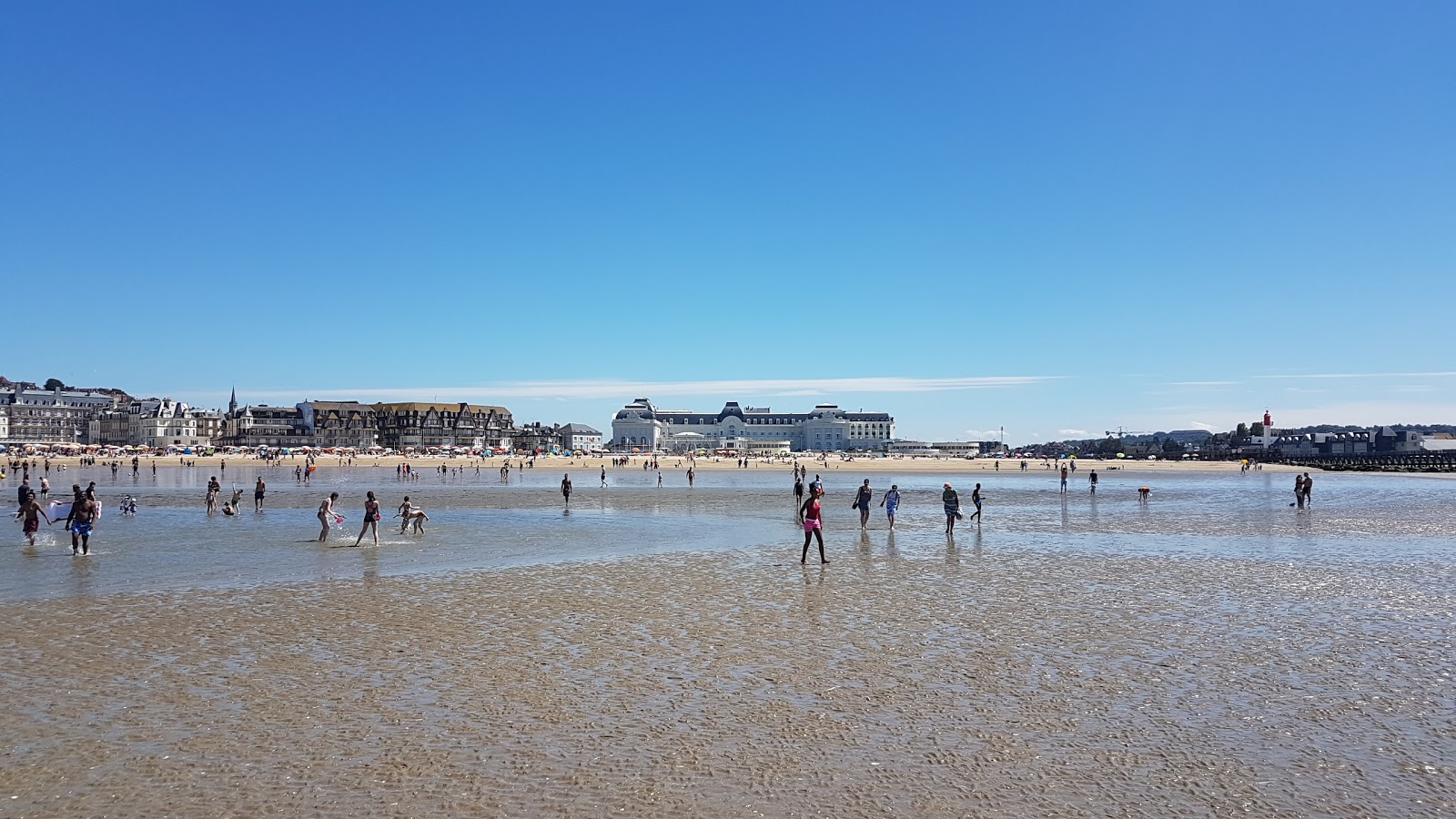 Fotografie cu Plaja Trouville - locul popular printre cunoscătorii de relaxare