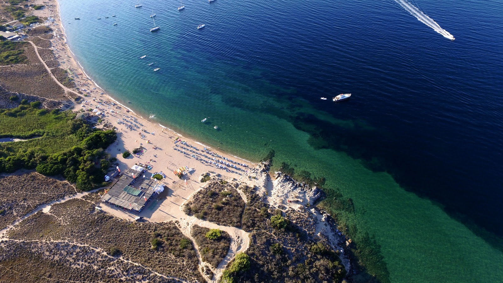 Foto van Spiaggia di Porto Pollo met turquoise puur water oppervlakte