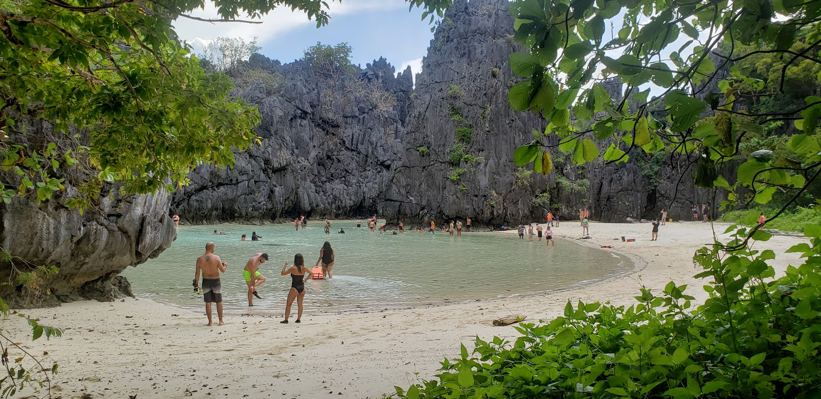 Foto de Praia Hidden com água cristalina superfície