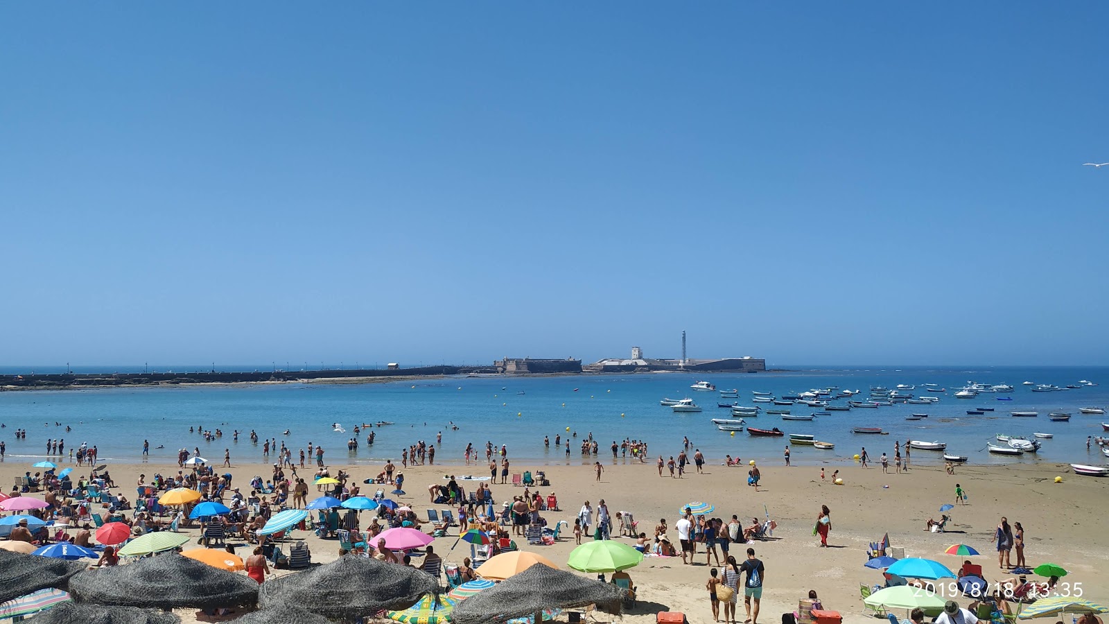 Foto von Playa La Caleta Cadiz mit blaues wasser Oberfläche